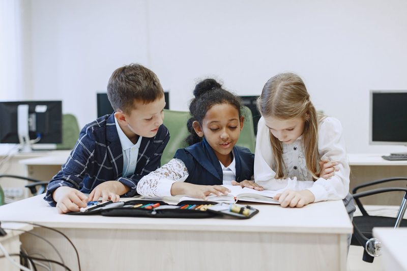 Kinder der Schule