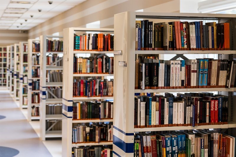 Bücherregale in der Schulbücherei
