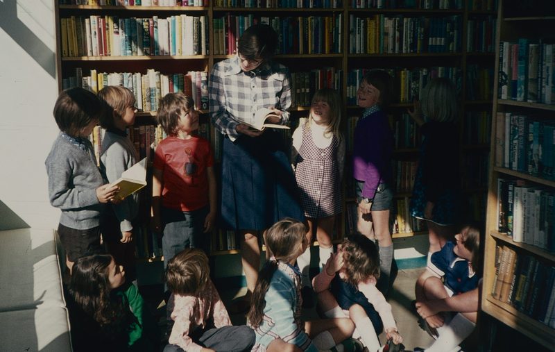 Kinder stehen vor einem Bücherregal