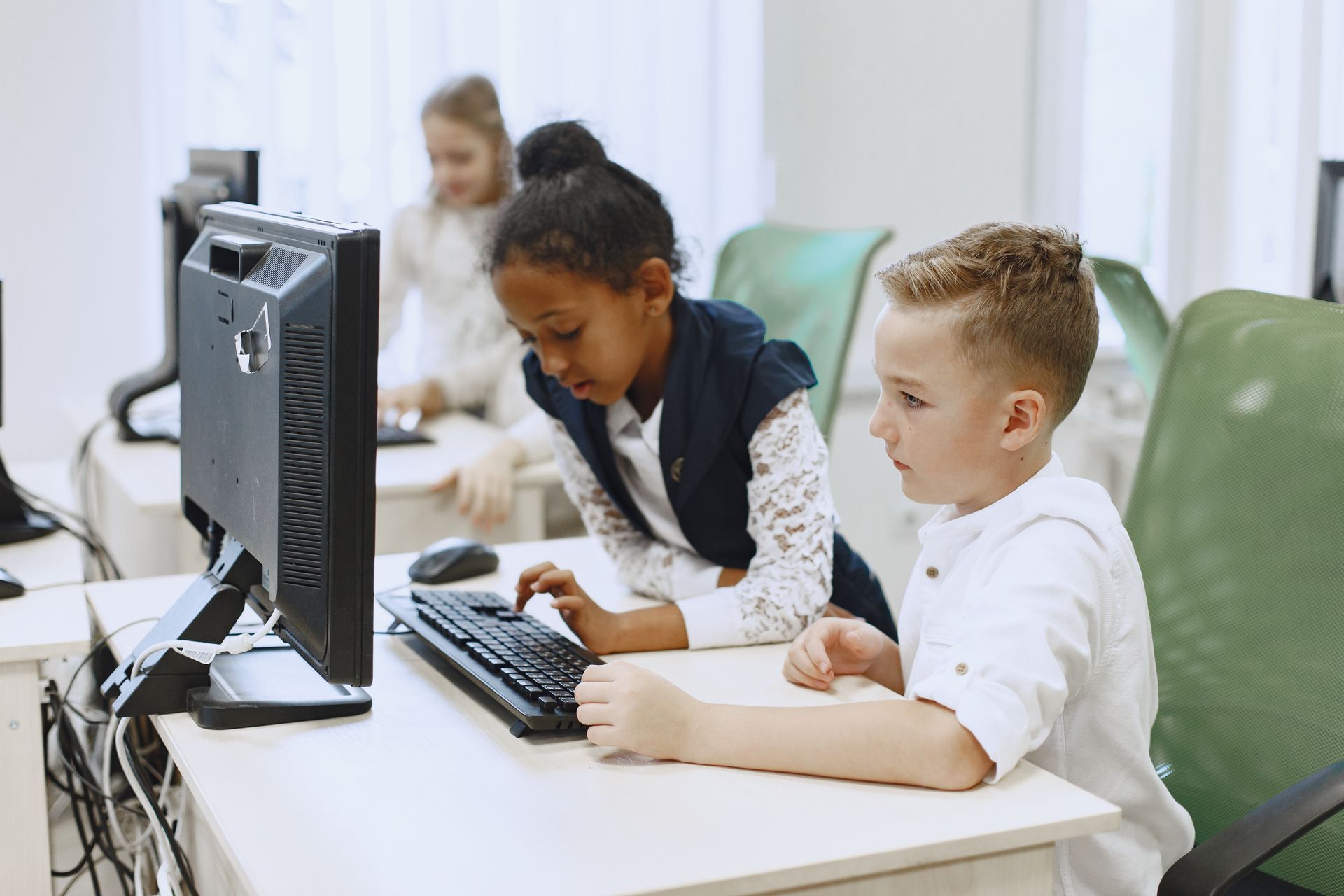 Zwei Kinder arbeiten gemeinsam an einem Computer